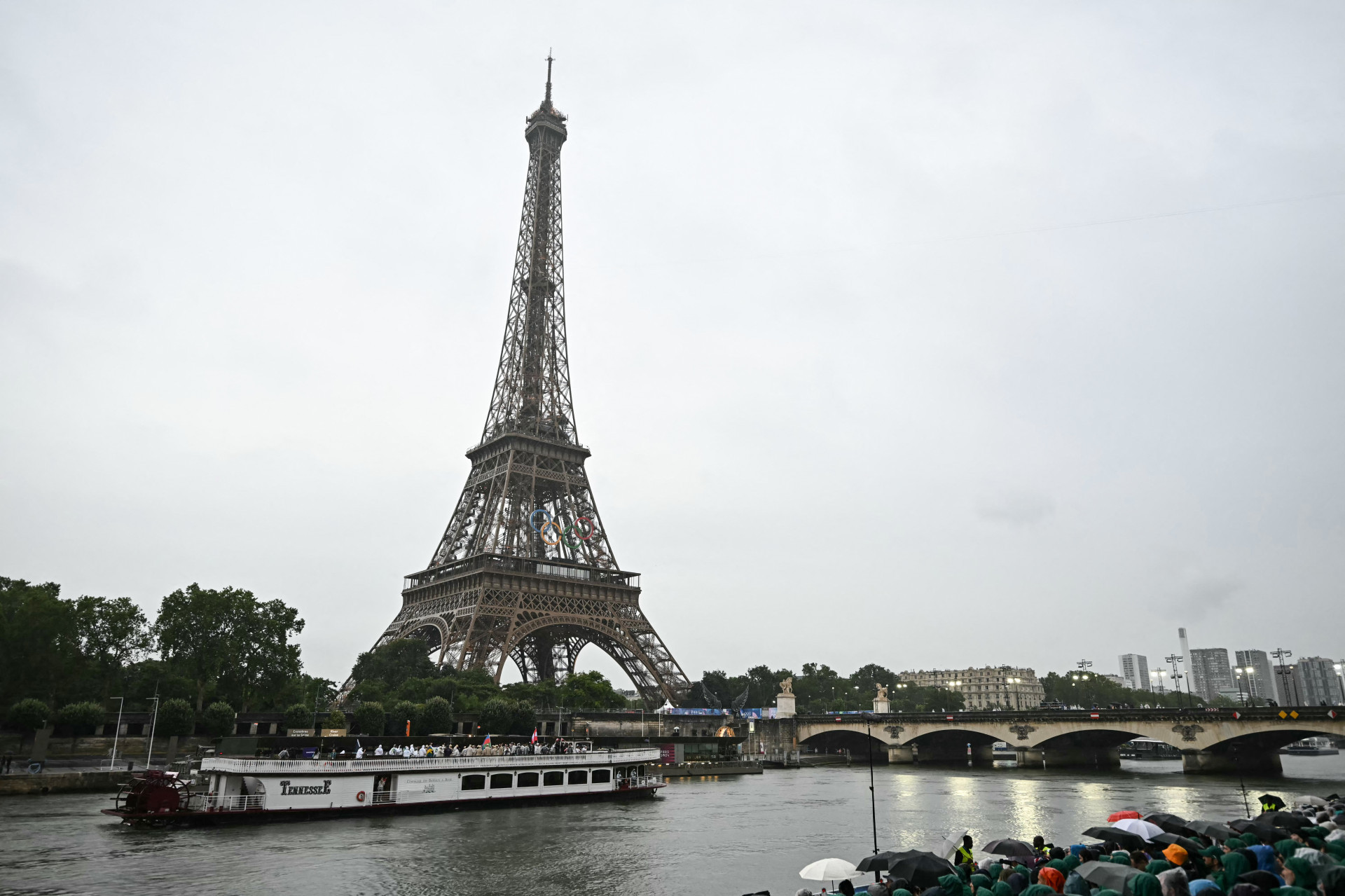 Delega&ccedil;&otilde;es passaram pela Torre Eiffel na cerim&ocirc;nia de abertura dos Jogos Ol&iacute;mpicos de Paris 2024 - AFP