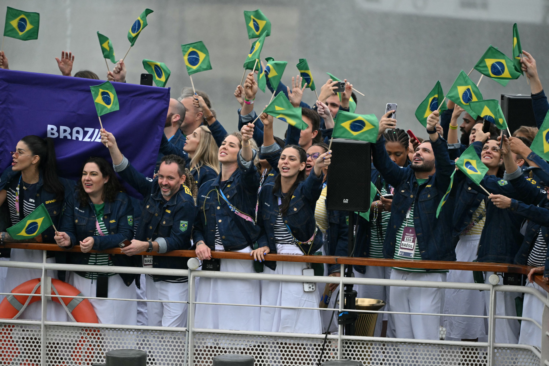 Brasil desfilou em barco no Rio Sena durante abertura das Olimpíadas - AFP