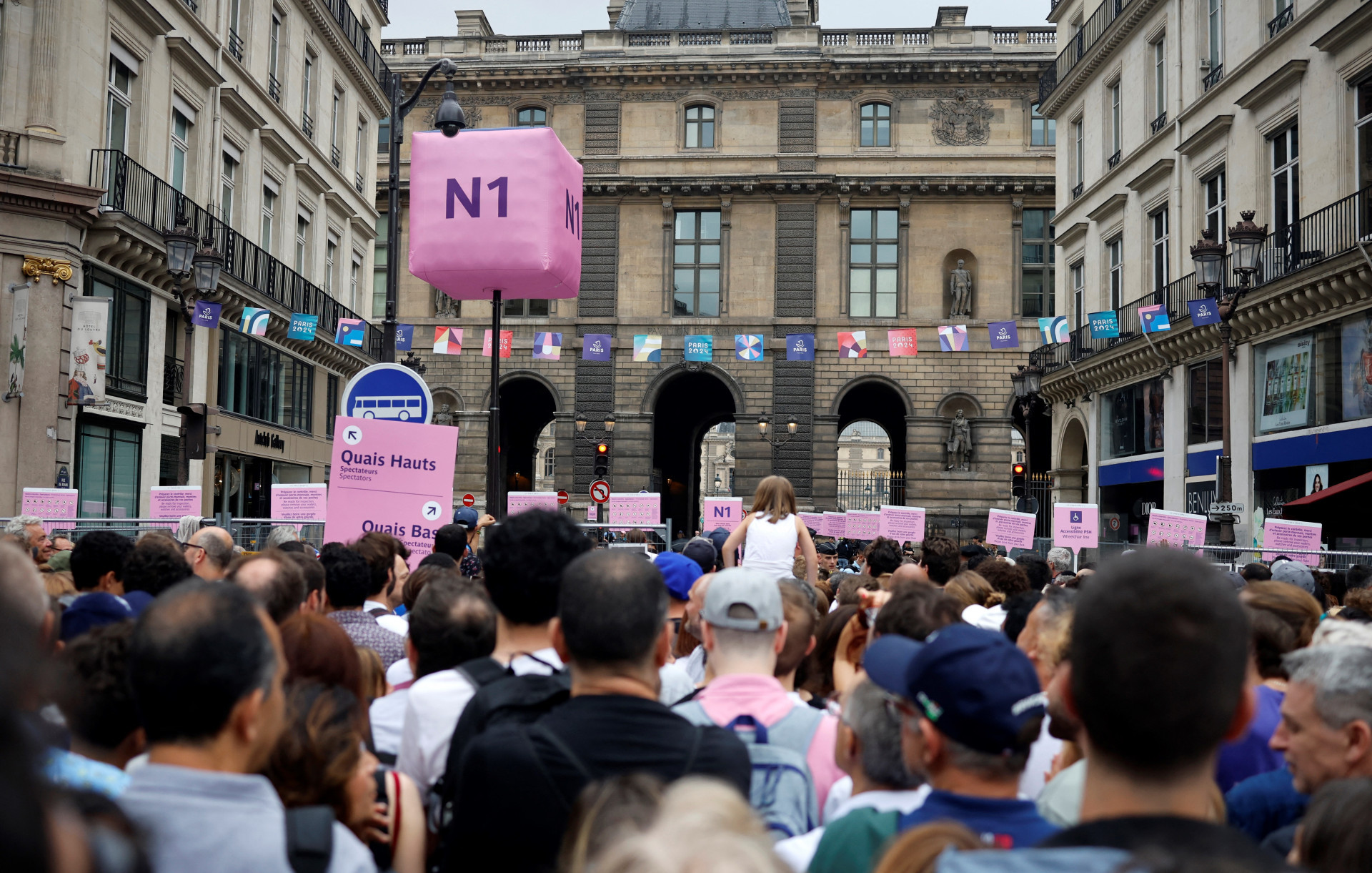 Franceses lutaram ruas de Paris para tentar acesso às margens do Rio Sena para abertura dos Jogos - AFP