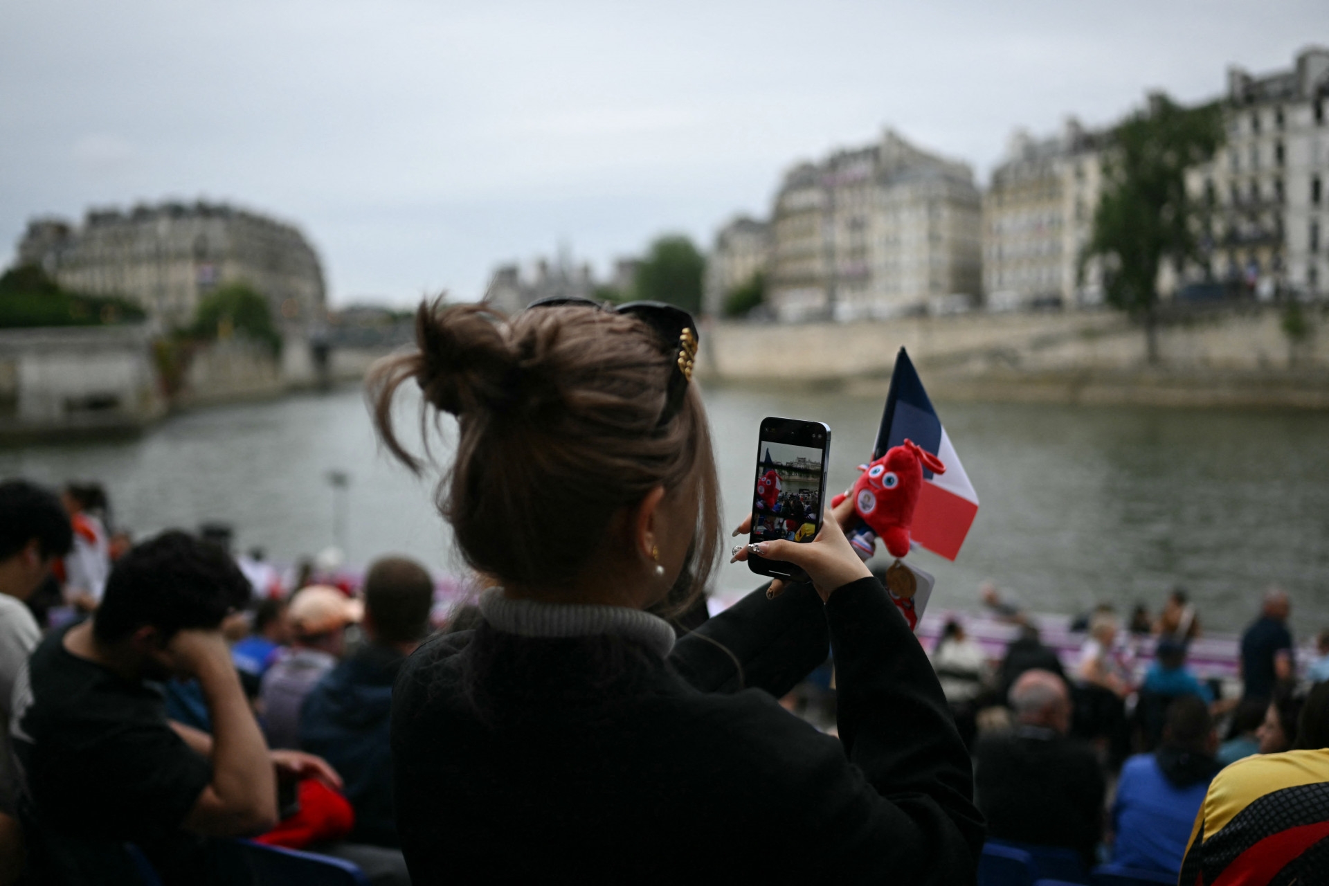 Margens do Rio Sena já começam a ser ocupadas para abertura da Olimpíada de Paris - AFP