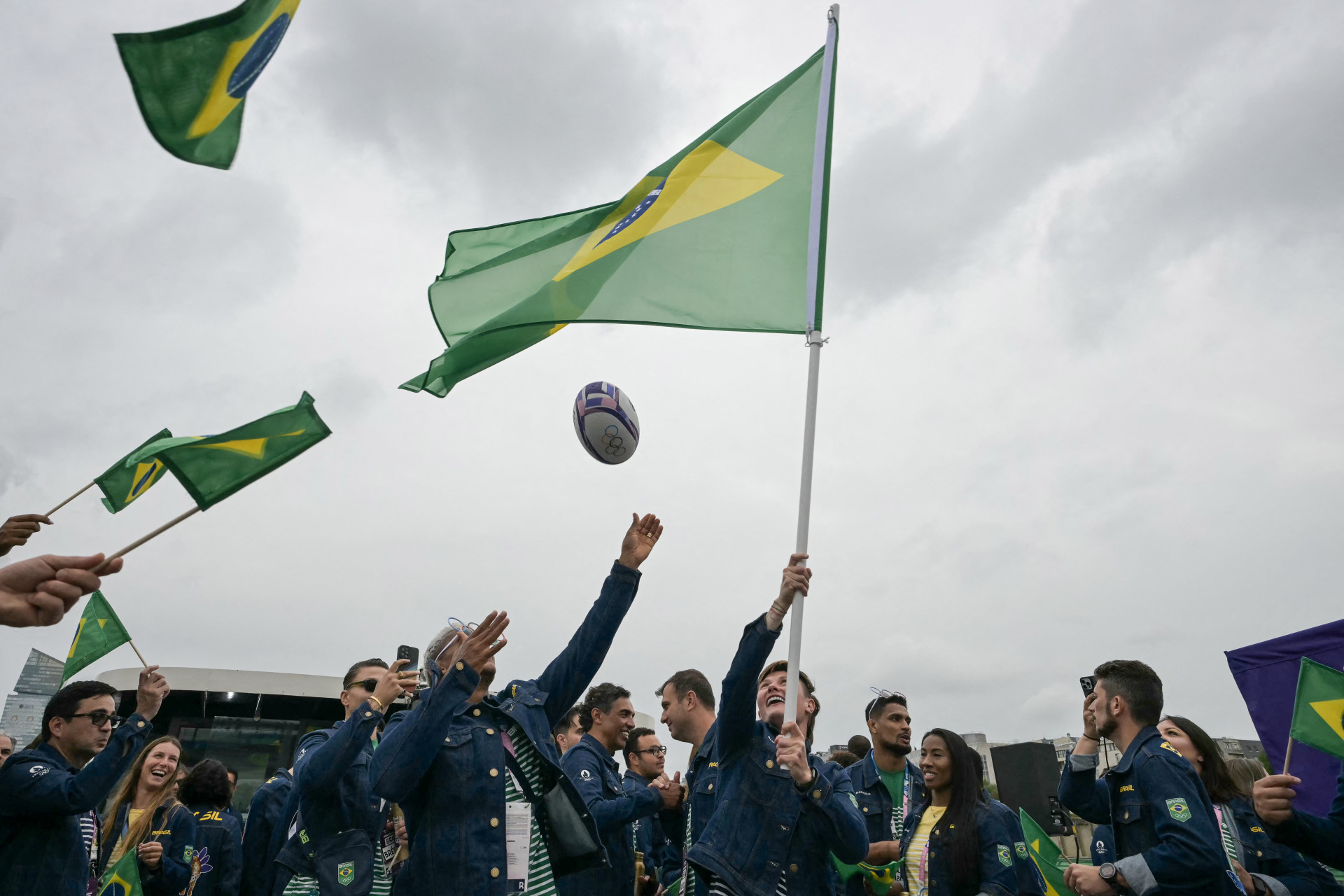 Delegação do Brasil na cerimônia de abertura dos Jogos Olímpicos de Paris 2024, no Rio Sena - AFP