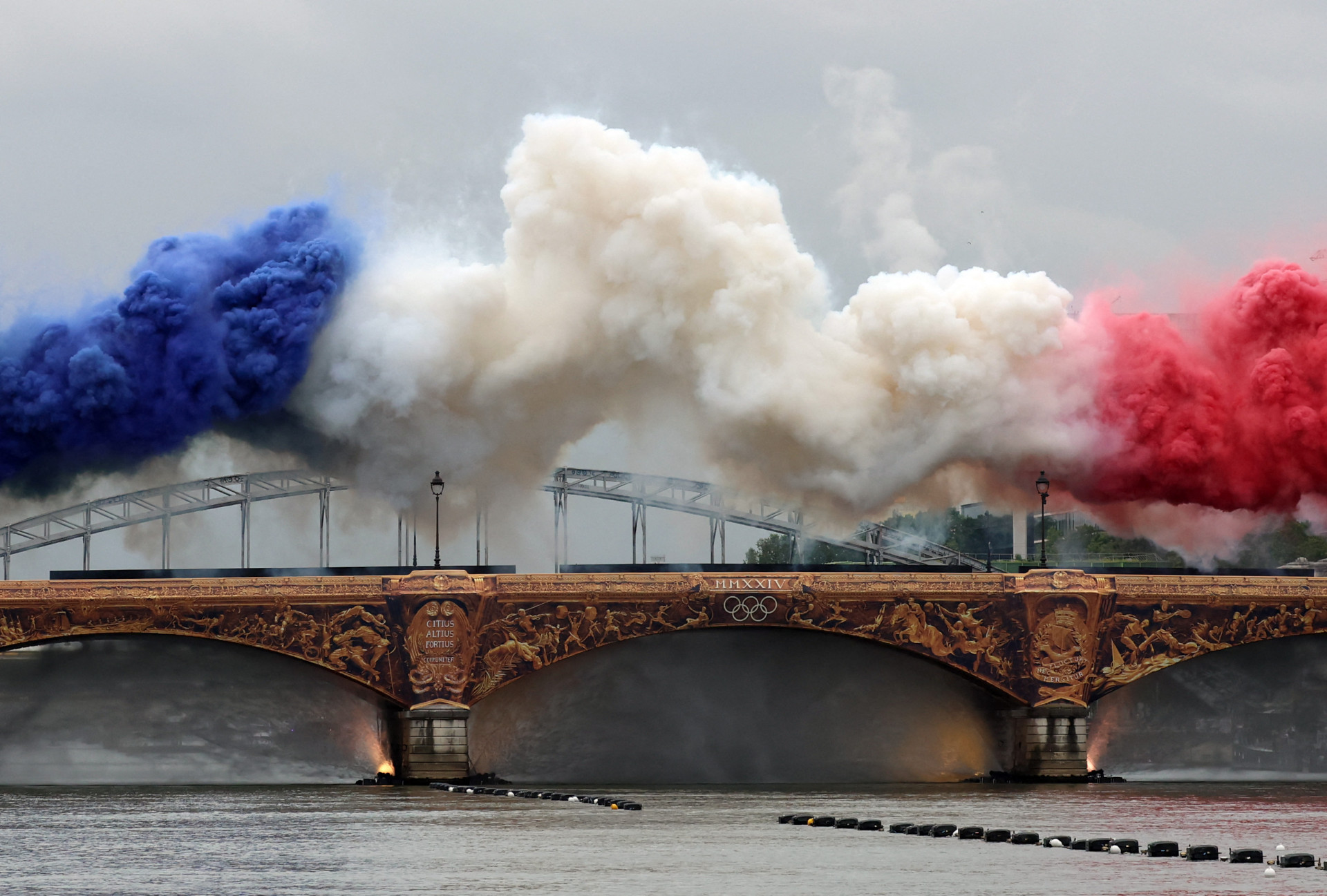 Festa pirot&eacute;cnica com as cores da Fran&ccedil;a na Ponte Austerlitz, na cerim&ocirc;nia de abertura dos Jogos Ol&iacute;mpicos de Paris 2024 - AFP