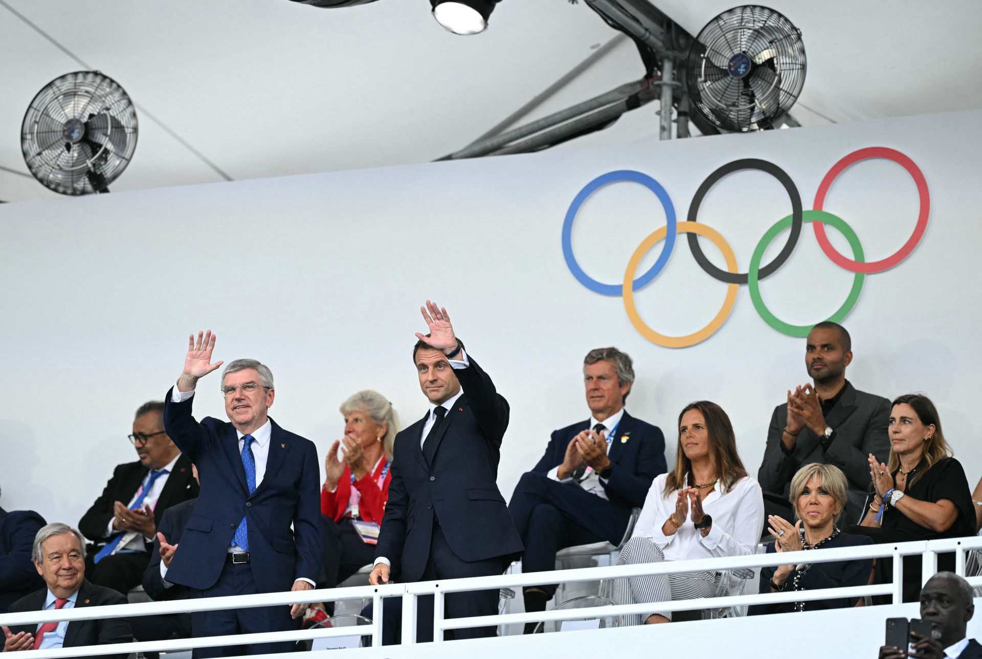 Thomas Bach, presidente do Comitê Olímpico Internacional (COI), e Emmanuel Macron (à direita), presidente da França - AFP