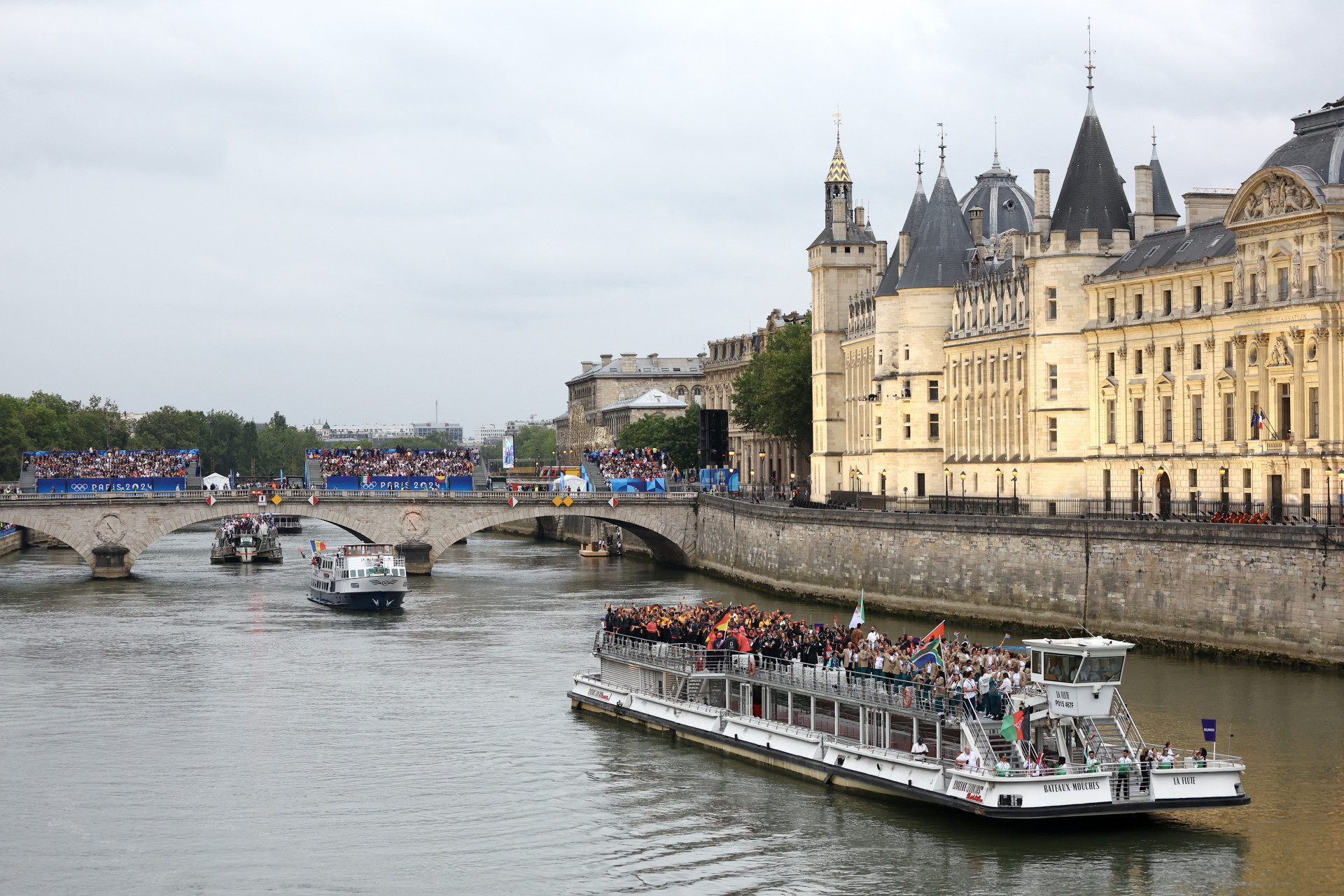 Delega&ccedil;&otilde;es passaram em frente a Conciergerie na cerim&ocirc;nia de abertura dos Jogos Ol&iacute;mpicos de Paris 2024 - AFP