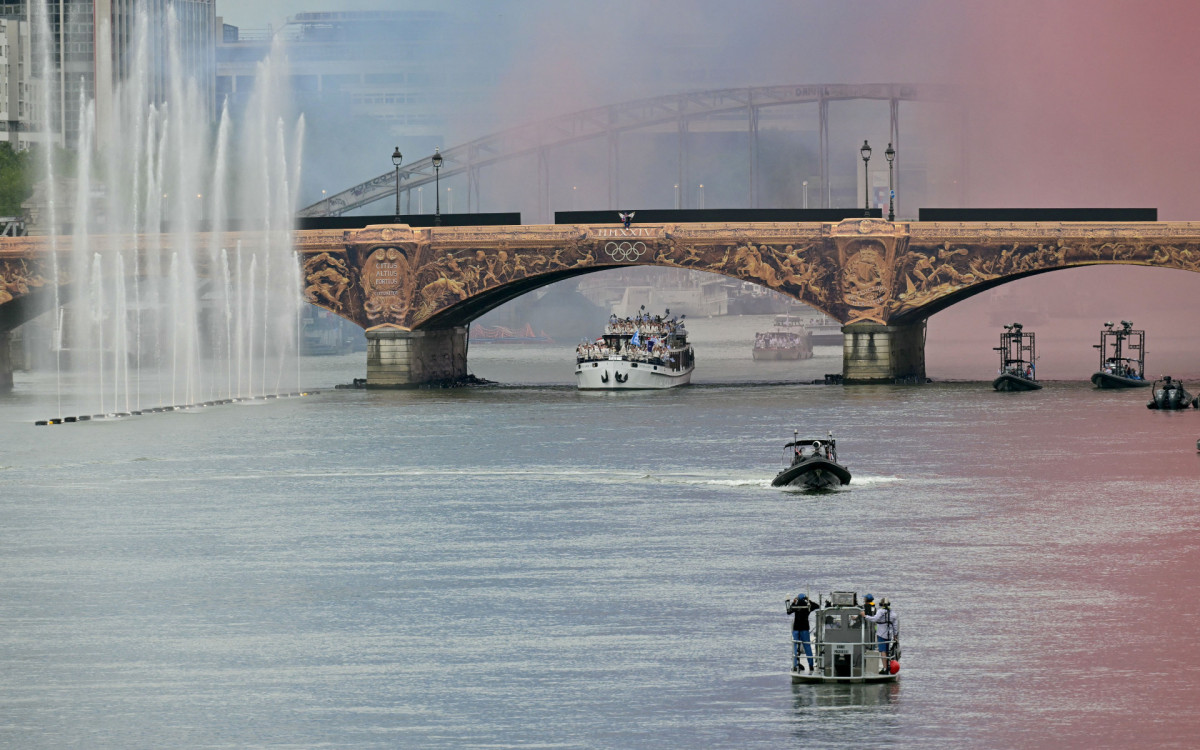 Delegação da Grécia foi a primeira a desfilar na abertura dos Jogos Olímpicos de Paris 2024, no Rio Sena