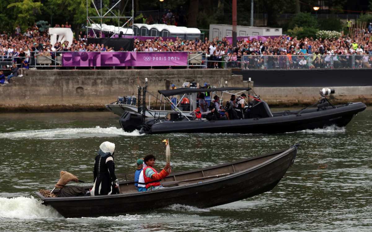 Chama olímpica passou pelo Rio Sena na cerimônia de abertura dos Jogos de Paris 2024