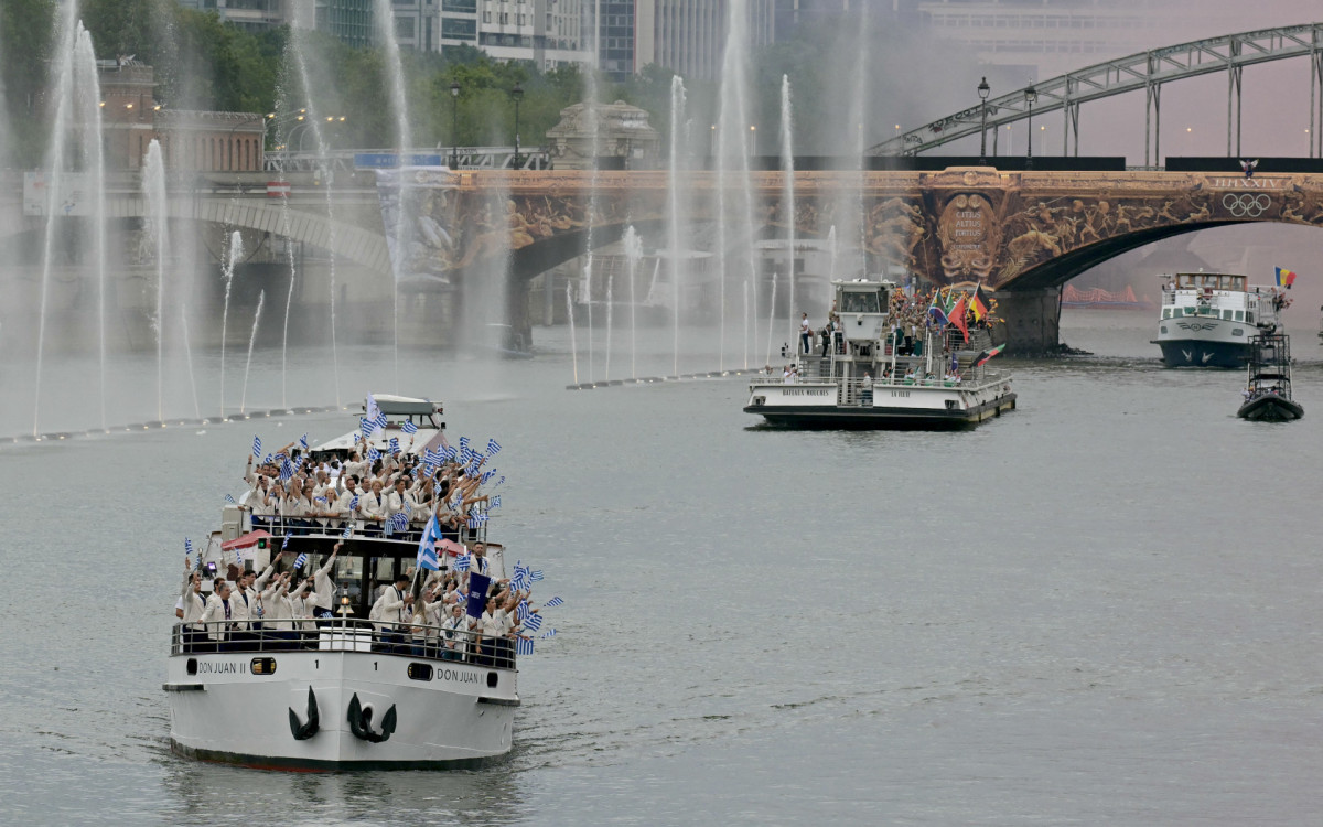 Delegação da Grécia foi a primeira a desfilar na abertura dos Jogos Olímpicos de Paris 2024, no Rio Sena