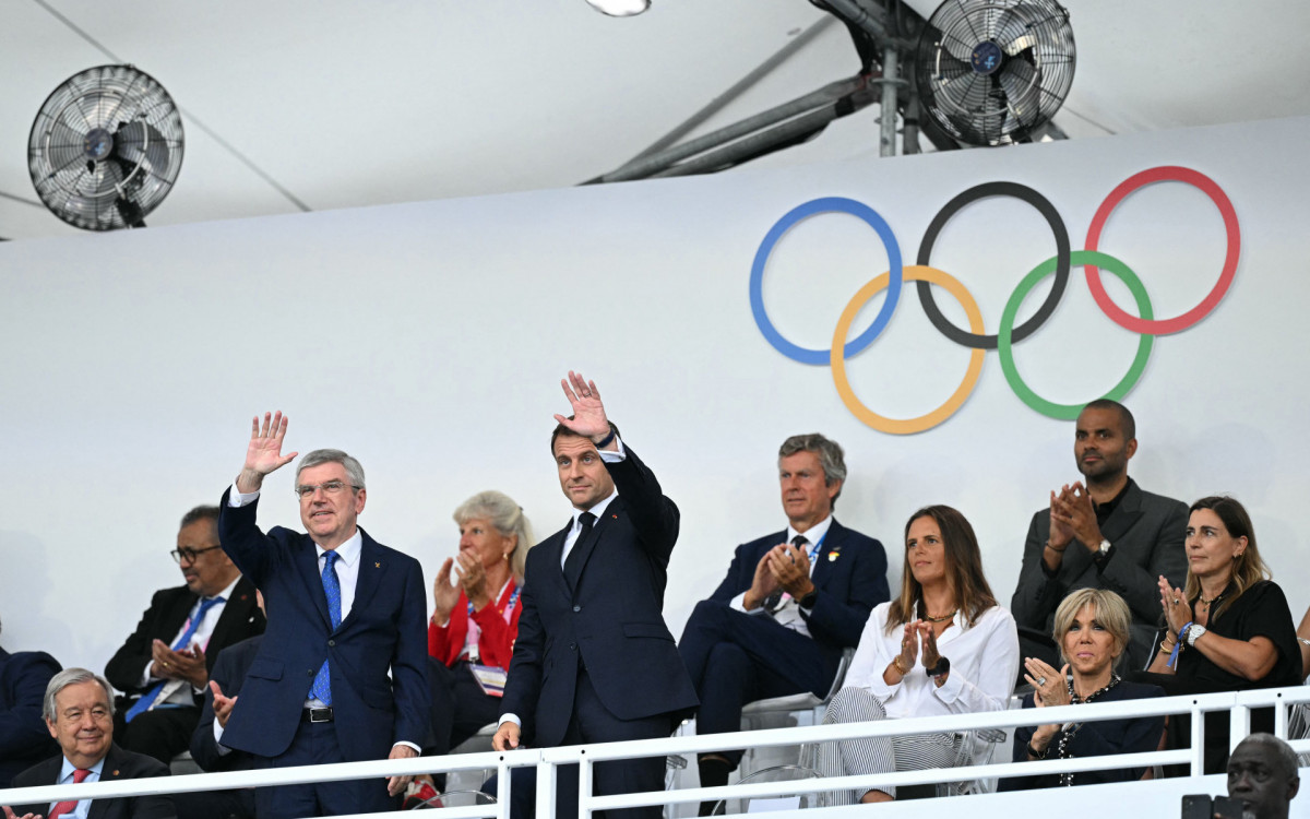Thomas Bach, presidente do Comitê Olímpico Internacional (COI), e Emmanuel Macron (à direita), presidente da França