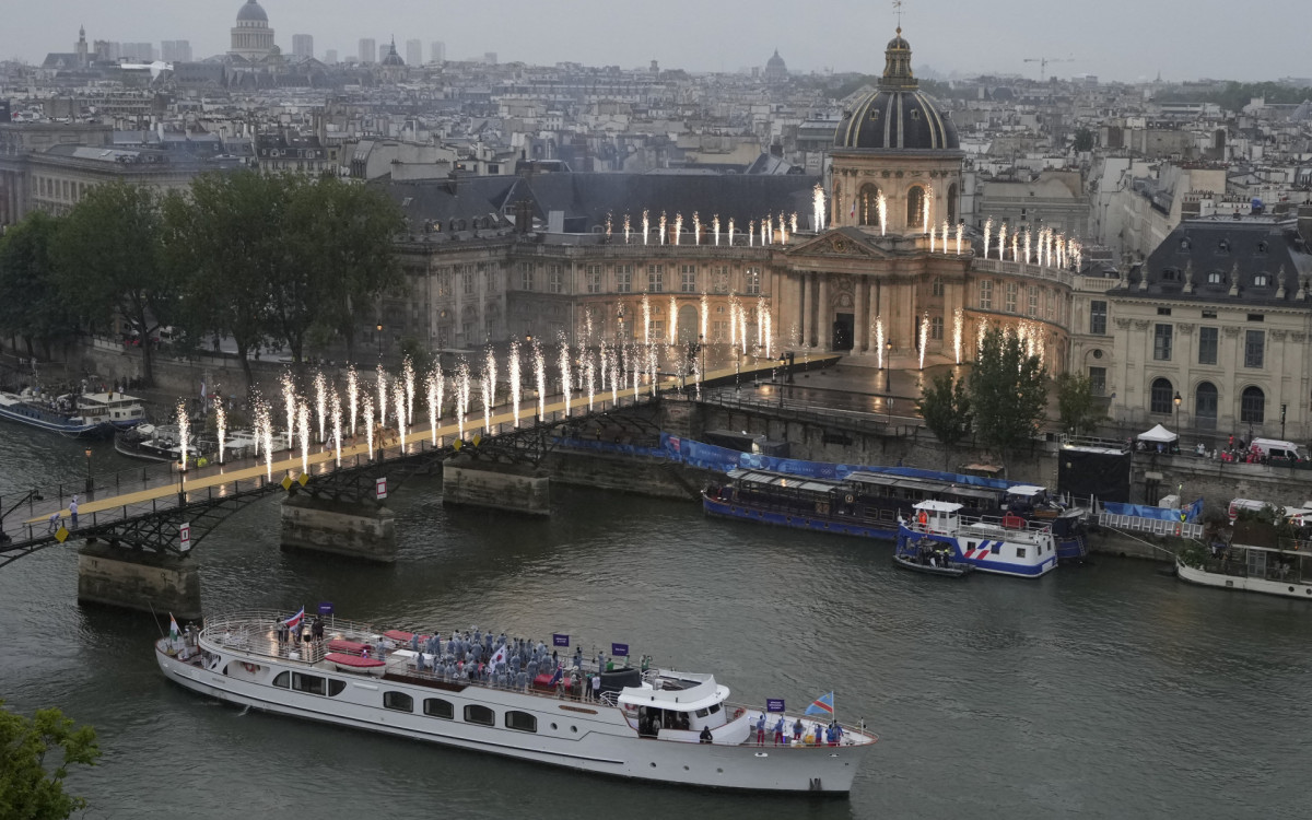 O Institut de France recebeu uma festa pirot&eacute;cnica na cerim&ocirc;nia de abertura dos Jogos Ol&iacute;mpicos de Paris 2024 - AFP