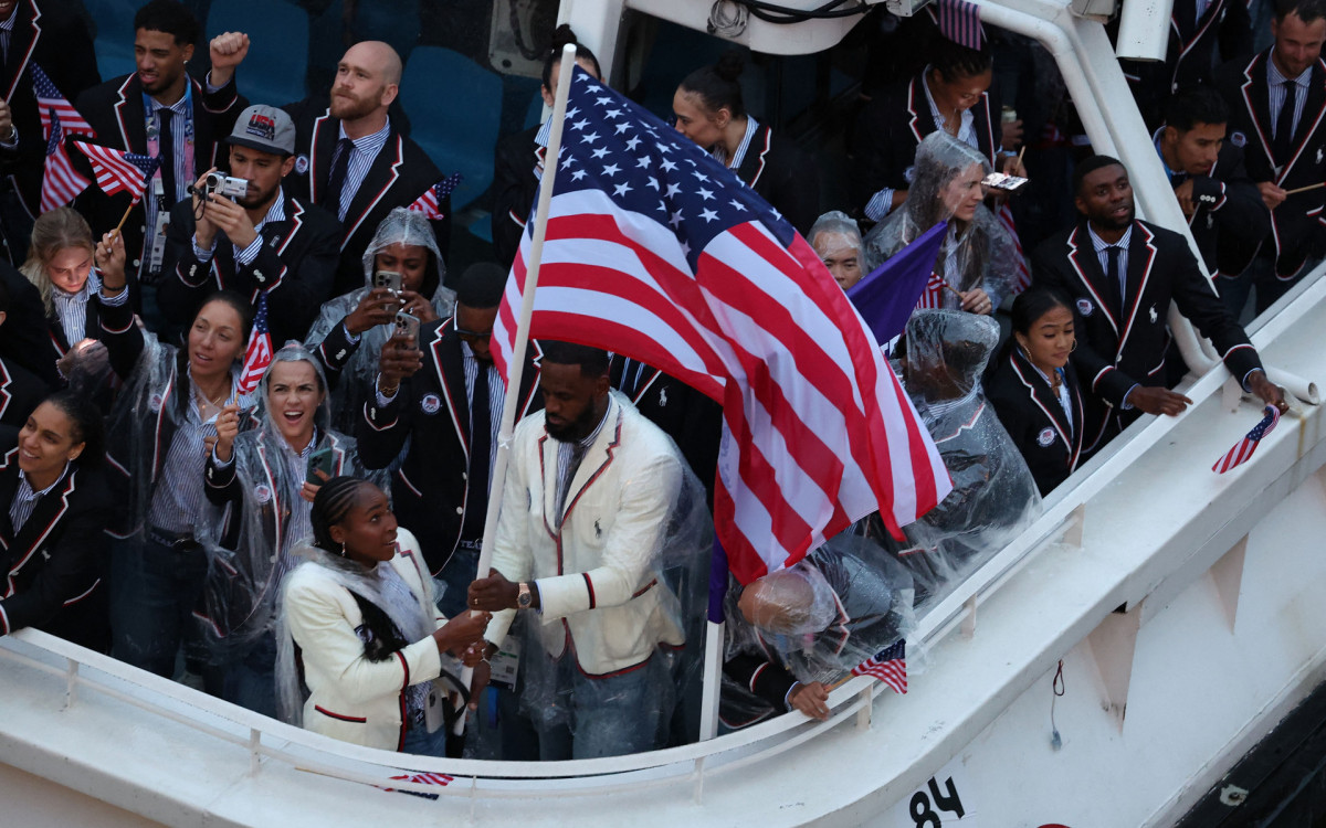 Coco Gauff e LeBron James foram os porta-bandeiras dos Estados Unidos na cerimônia de abertura dos Jogos Olímpicos de Paris 2024