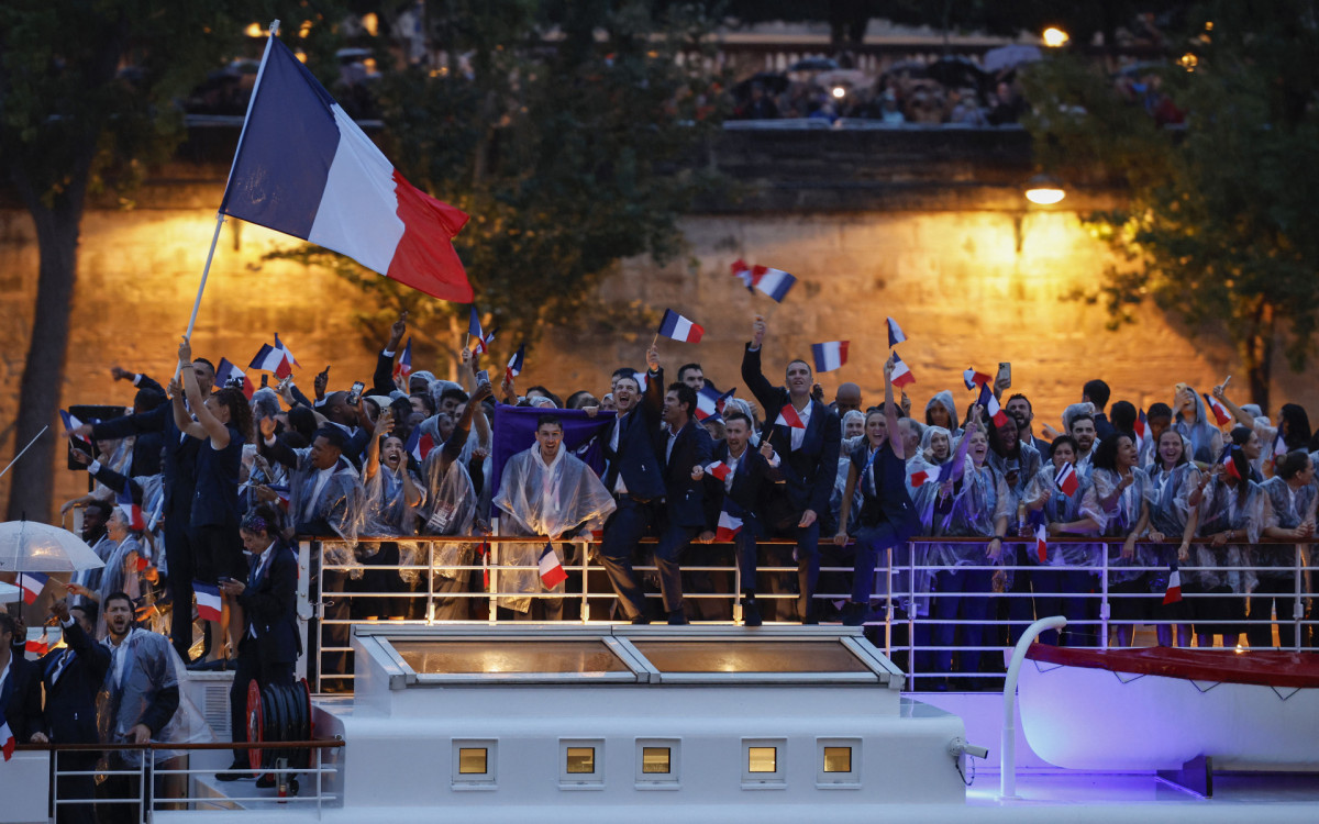 Delegação da França foi a última a desfilar e levou o público à loucura na cerimônia de abertura dos Jogos Olímpicos de Paris 2024