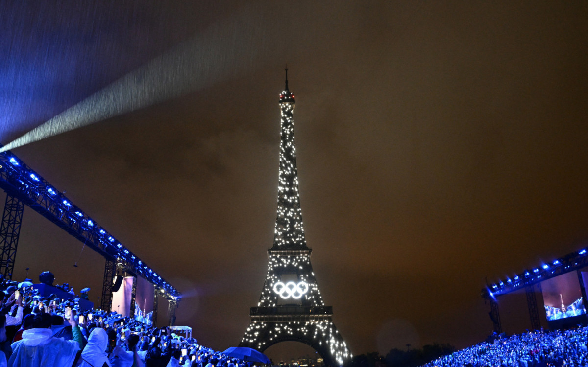 Torre Eiffel com um show de luzes na abertura das Olimpíadas