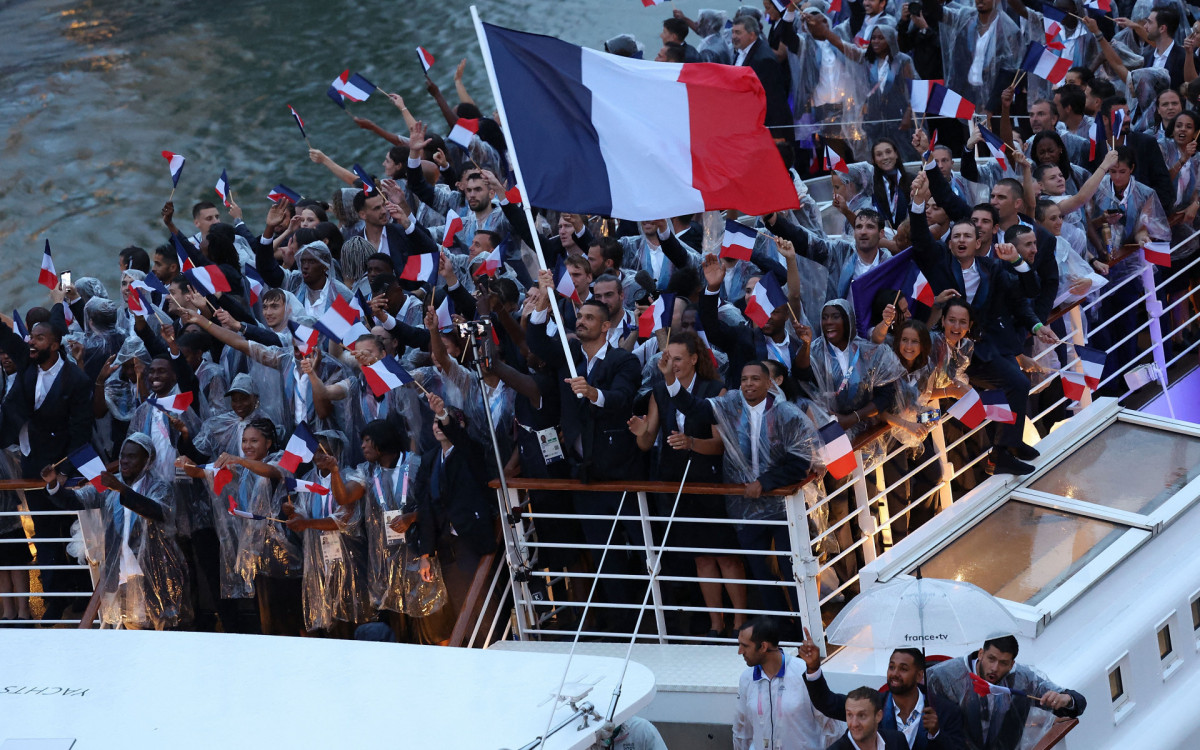 Delegação da França foi a última a desfilar e levou o público à loucura na cerimônia de abertura dos Jogos Olímpicos de Paris 2024