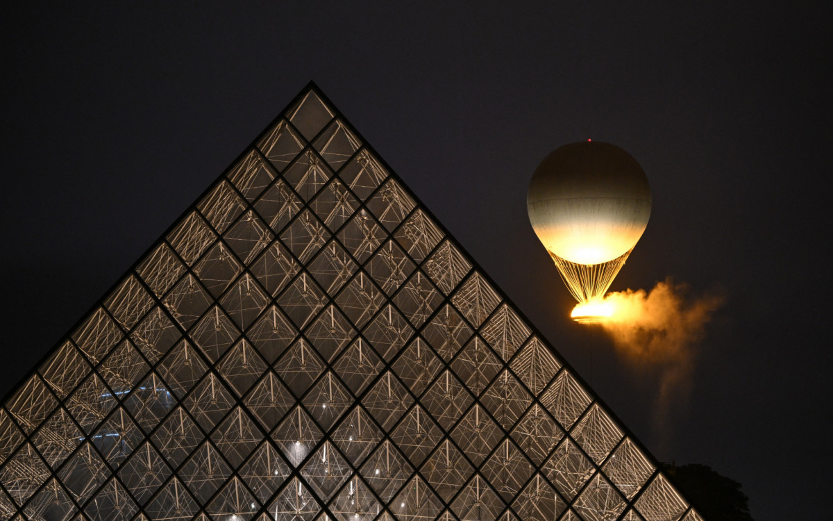 Pira Olímpica vista do Museu do Louvre