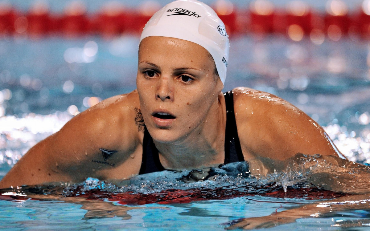 Laure Manaudou fez história nos Jogos de Atenas ao conquistar a primeira medalha de ouro feminina na história da natação francesa. Naquela edição, ainda conquistou medalhas de prata e bronze
 