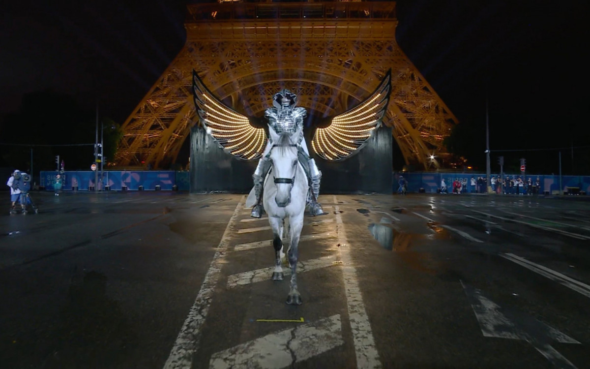 Personagem misterioso na chegada à Torre Eiffel