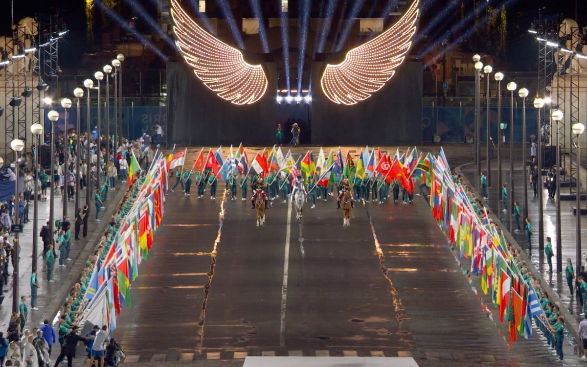 Festa aos pés da Torre Eiffel