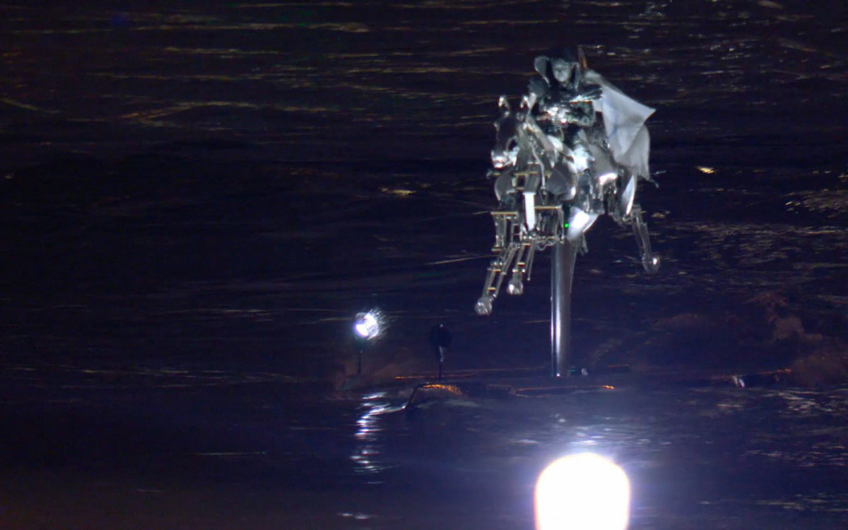 Personagem misterioso flutuou sobre as águas do Rio Sena