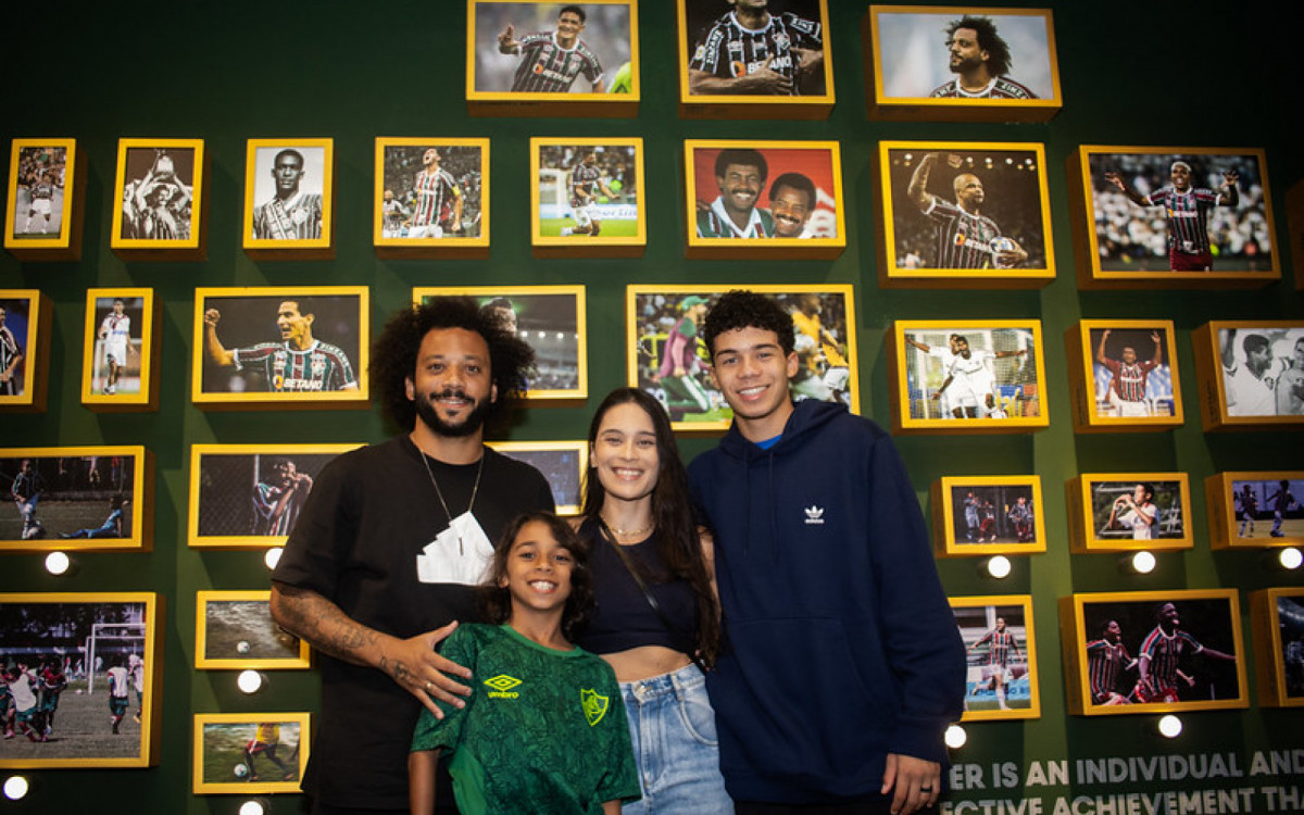 Marcelo visita museu do Fluminense com a família: &#8216;Arrepiado&#8217;