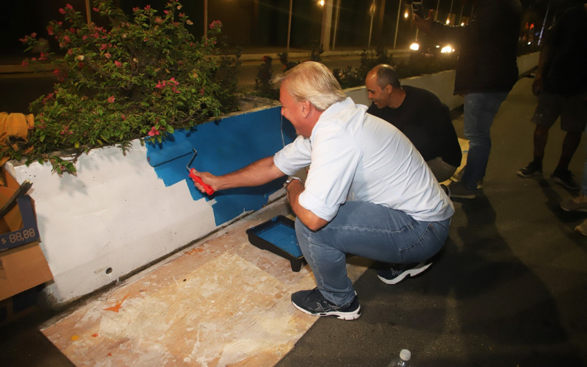 Prefeito Alexandre Martins pintando Corredor Cultural