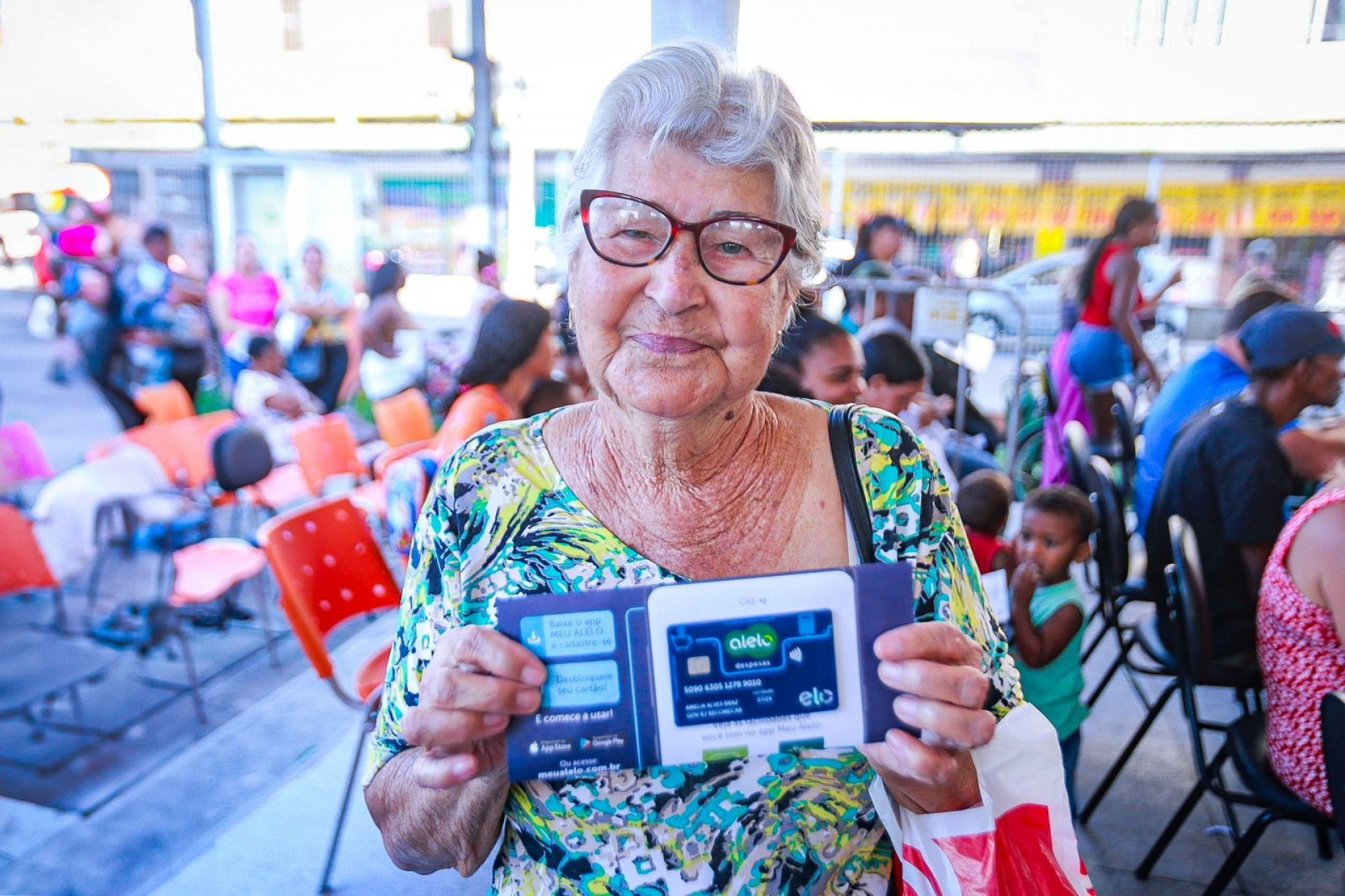 Amélia Alves, 84 anos, sofreu as consequências das enchentes e recebeu o cartão - Rafael Barreto/PMBR