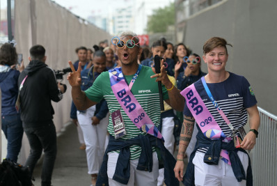 Porta-bandeiras do Brasil celebram desfile na cerimônia de abertura de Paris 2024