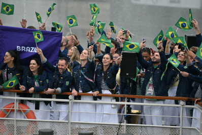 Brasil desfila de barco no Rio Sena durante abertura das Olimpíadas