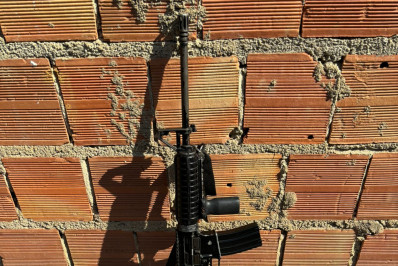 PM apreende fuzil, granada e drogas em operação no Castelar em Belford Roxo