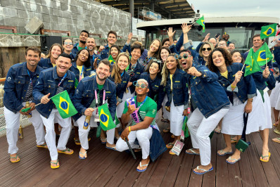 Time Brasil ocupa barco para desfilar no Rio Sena durante abertura das Olimpíadas