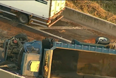 Caminhão bate e tomba no Arco Metropolitano