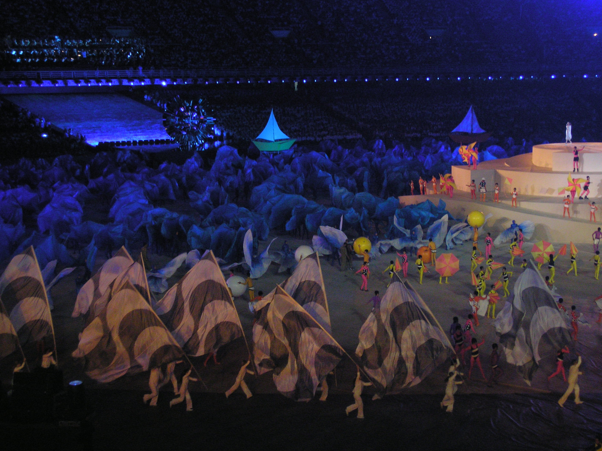 Rosa Magalh&atilde;es recebeu o Emmy de Melhor Figurino pela abertura Jogos Pan-Americanos de 2007 - Wikimedia Commons