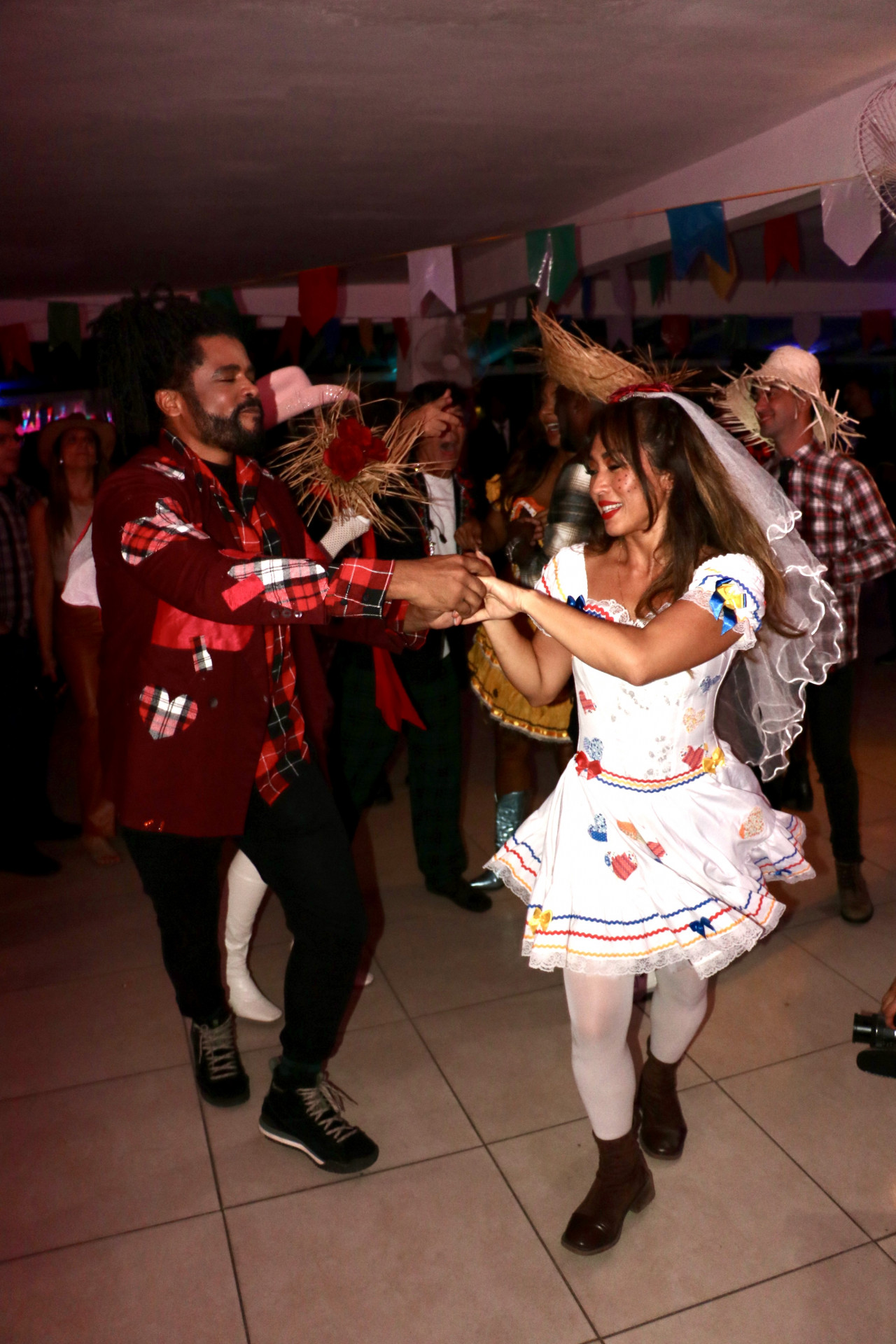 Danni Suzuki e Diogo Almeida se esbaldam em festa julina - Rogério Fidalgo / Agnews