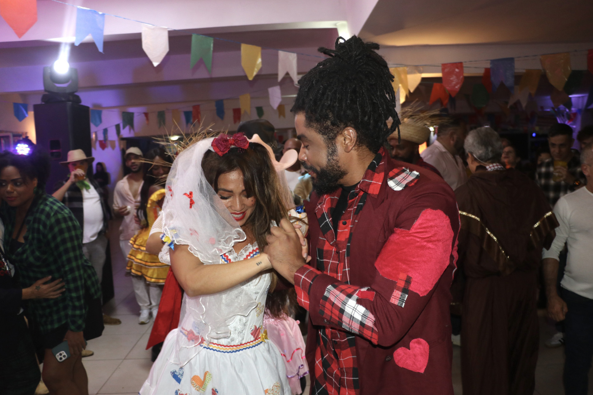 Danni Suzuki e Diogo Almeida se esbaldam em festa julina - Rogério Fidalgo / Agnews