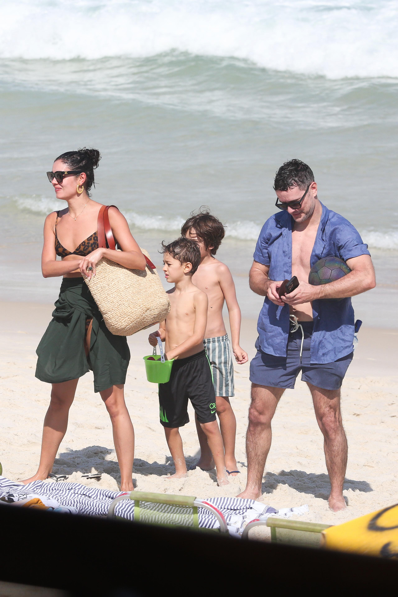Daniel Oliveira e Sophie Charlotte vão embora da praia juntos com seus filhos - Dilson Silva / Agnews