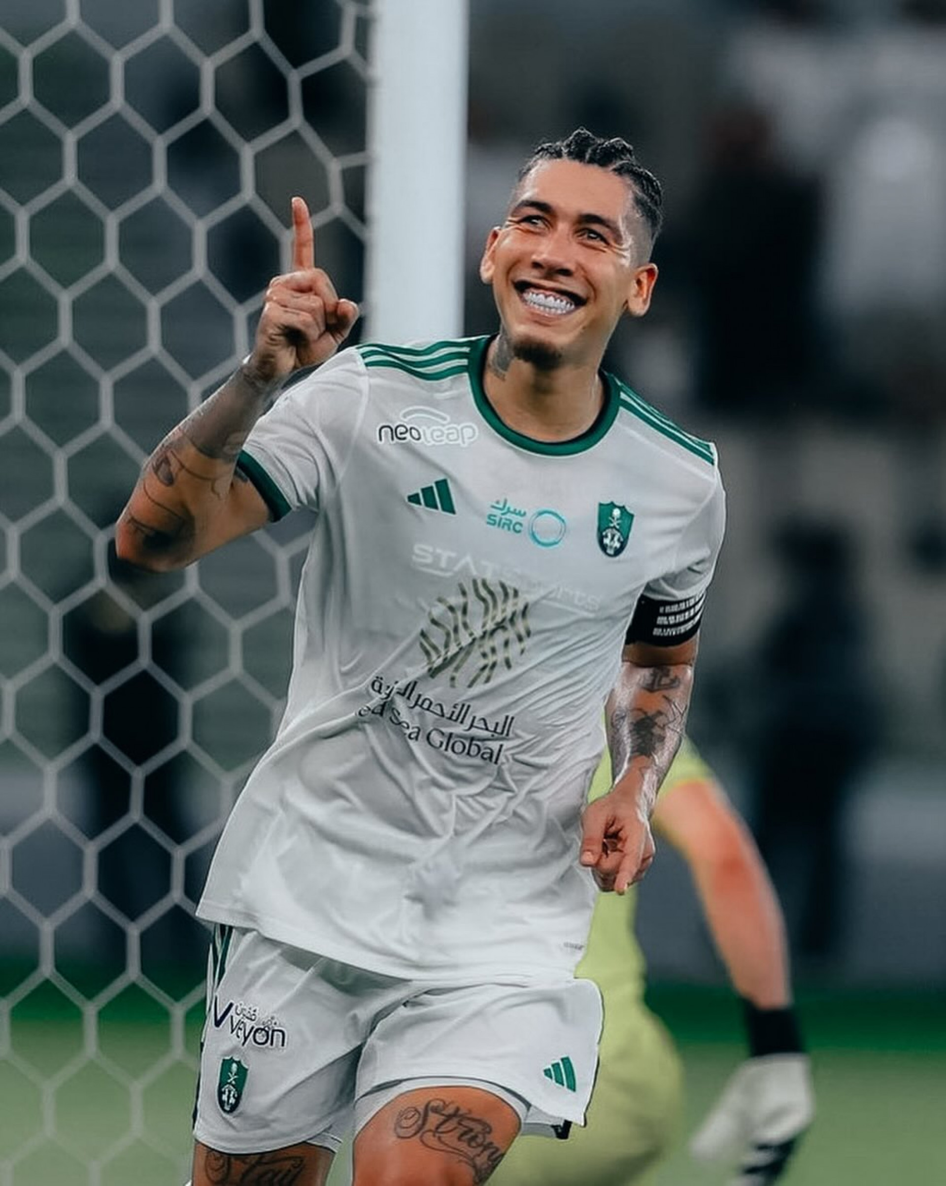Roberto Firmino defende o Al-Ahli