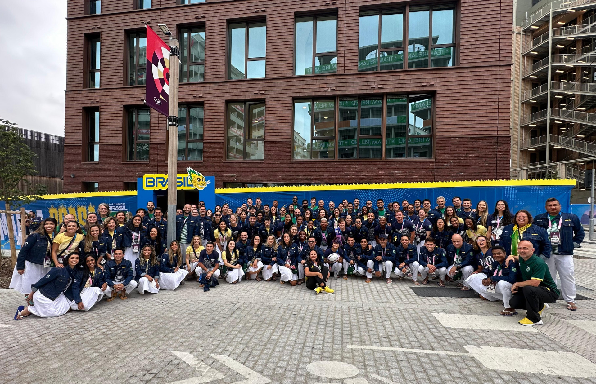 Time Brasil se reuniu na Vila Olímpica para seguir ao Rio Sena - Divulgação/COB