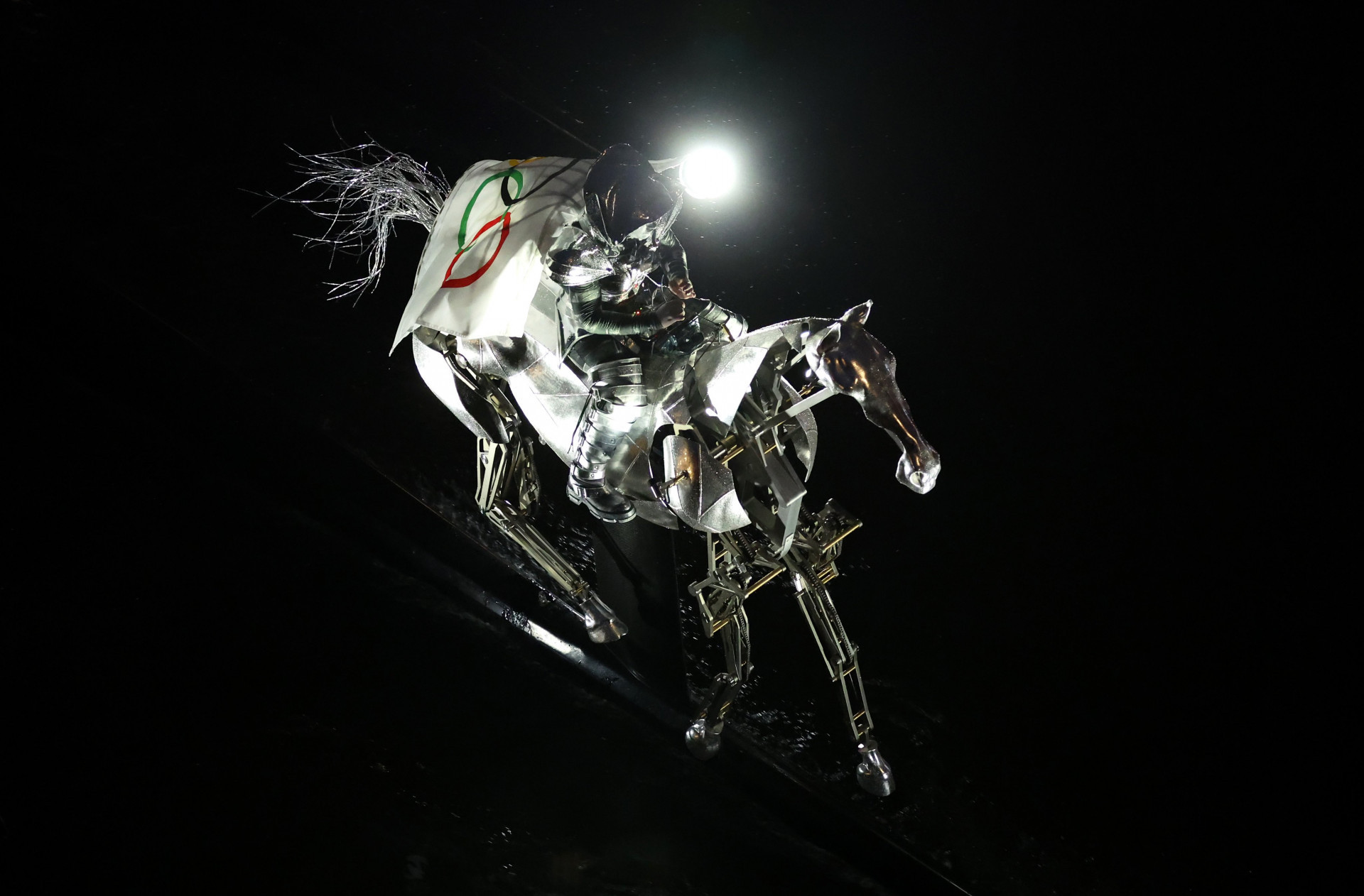 Personagem misterioso flutuou sobre as águas do Rio Sena - Divulgação/COI