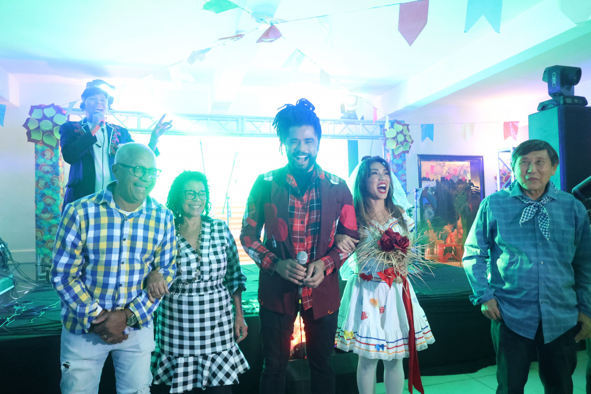 Diogo Almeida e seus pais ao lado de Dani Suzuki e seu pai - Foto: Chris de Tao/ Divulga&ccedil;&atilde;o