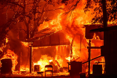 Megaincêndio na Califórnia provoca fuga em massa de milhares de pessoas