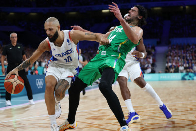 Brasil começa bem, mas permite reação da França e estreia com derrota no basquete