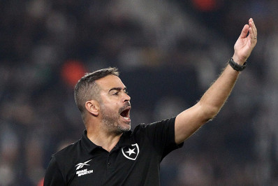 'Fomos castigados pelo futebol', diz Artur Jorge após derrota do Botafogo