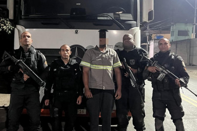 PM resgata motorista e recupera caminhão roubado na Avenida Brasil