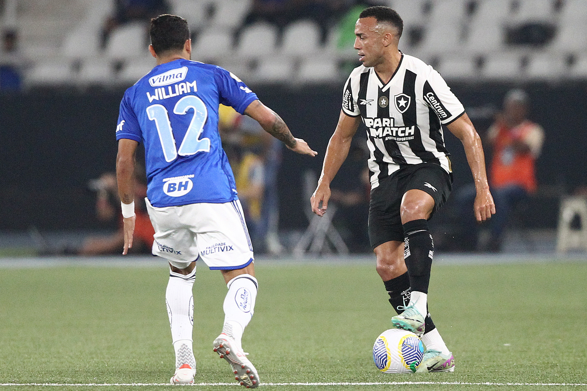 Mar&ccedil;al recebe a marca&ccedil;&atilde;o de William em Botafogo x Cruzeiro - V&iacute;tor Silva/Botafogo