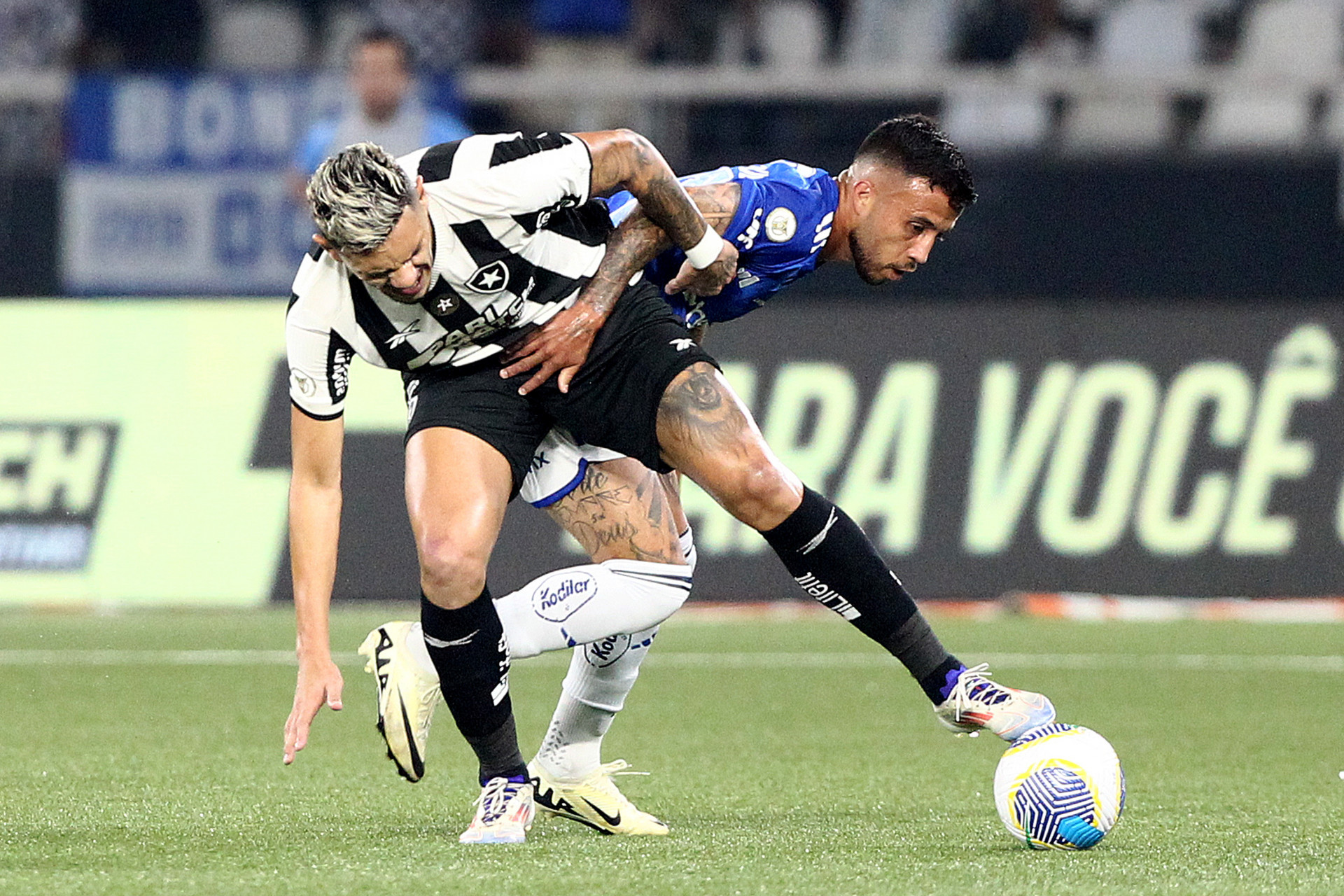 Tiquinho projete a bola em  Botafogo x Cruzeiro - V&iacute;tor Silva/Botafogo