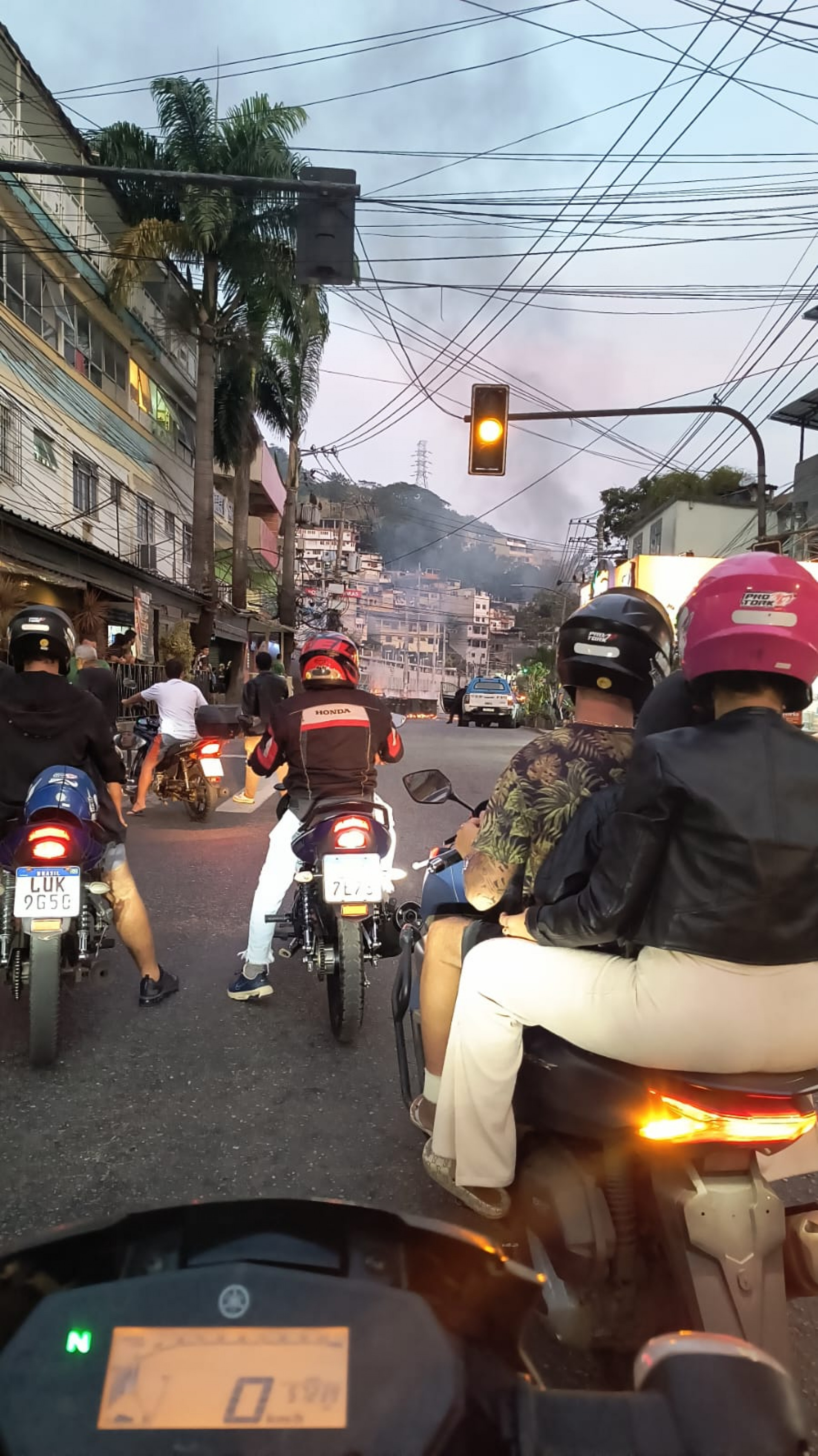 Manifestantes bloqueiam as principais vias de acesso à comunidade da Muzema, neste sábado (27)