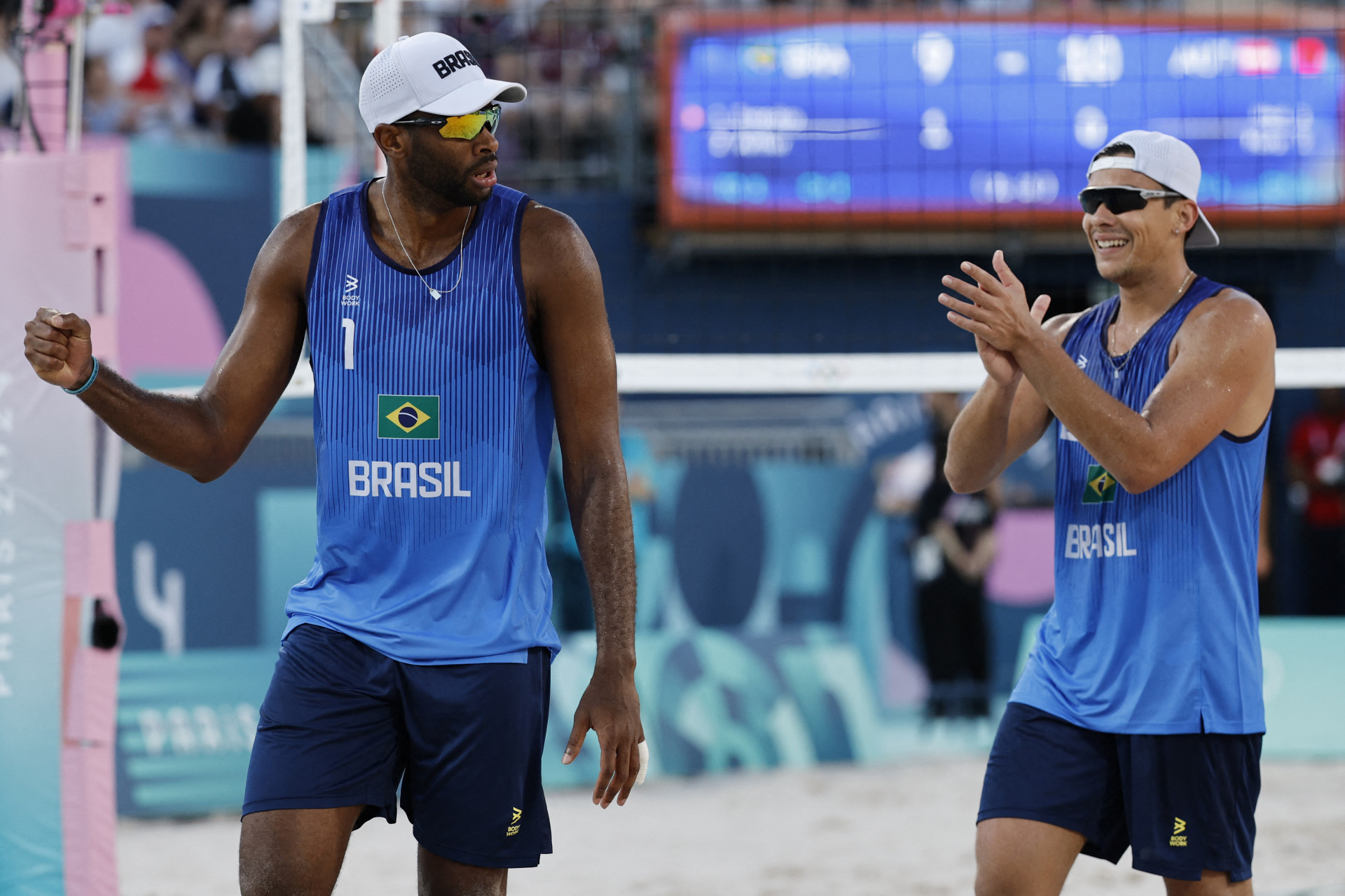 Arthur e Evandro mantiveram os 100% do Brasil no vôlei de praia - AFP