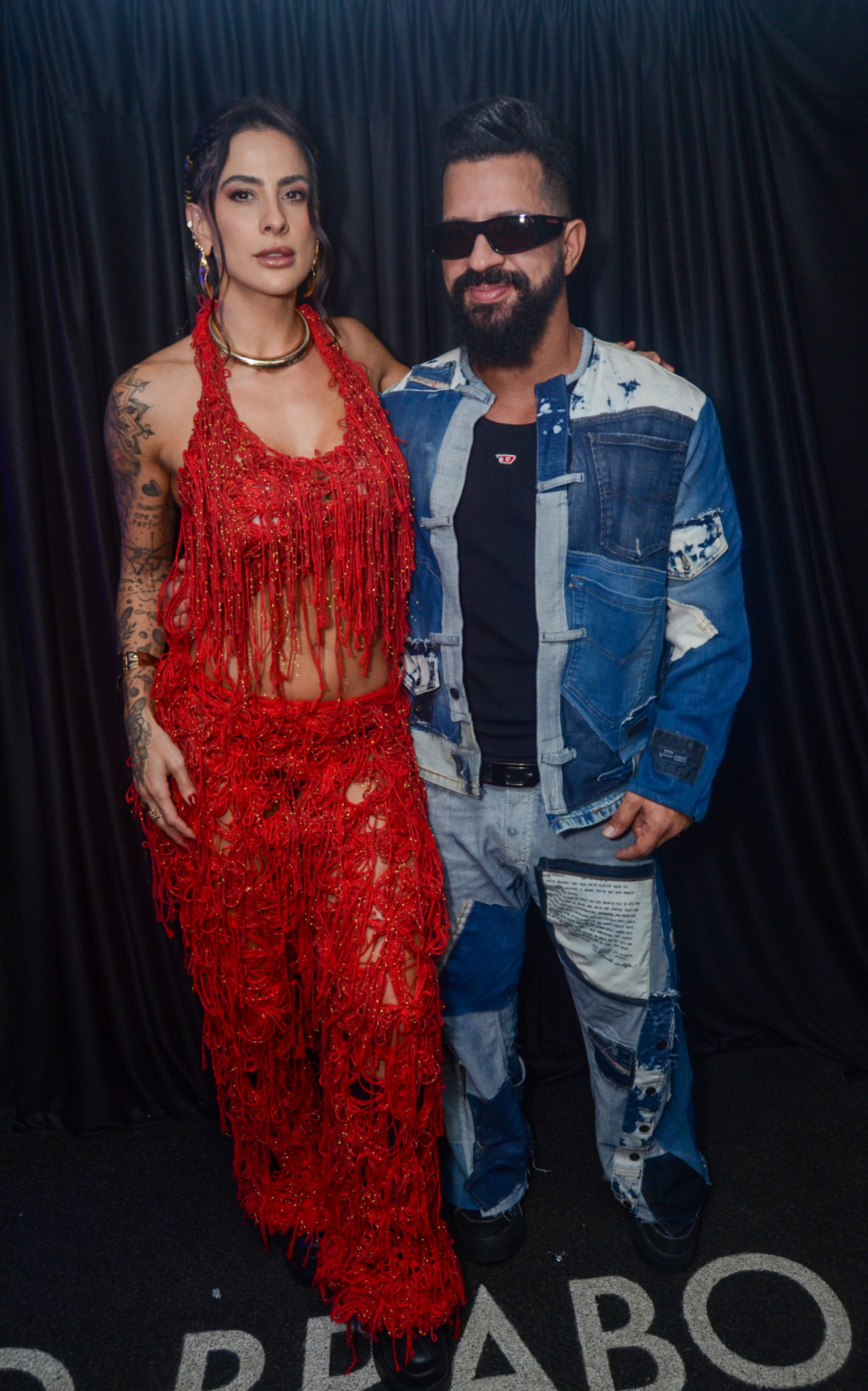 Dennis DJ posa com a namorada Najara Izidoro