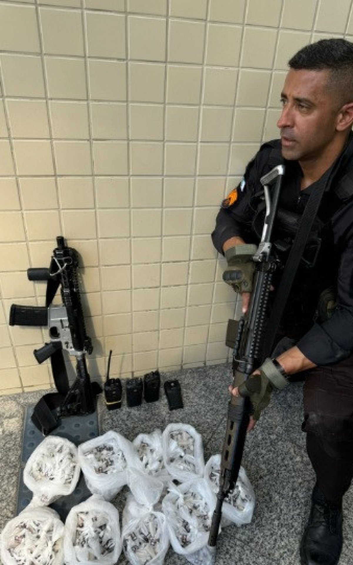 PMs apreenderam fuzil e 900 pinos de cocaína em ação na comunidade do Para Pedro - Divulgação/Polícia Militar