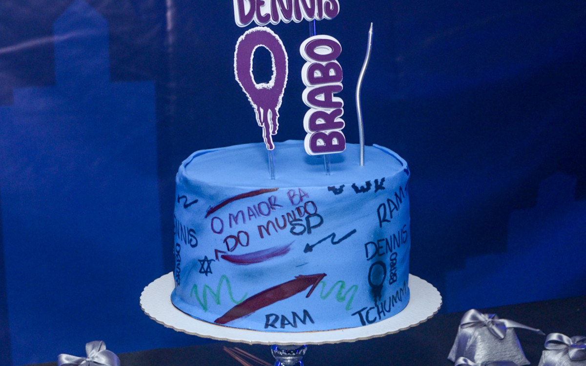 Detalhes do bolo de aniversário de Dennis DJ