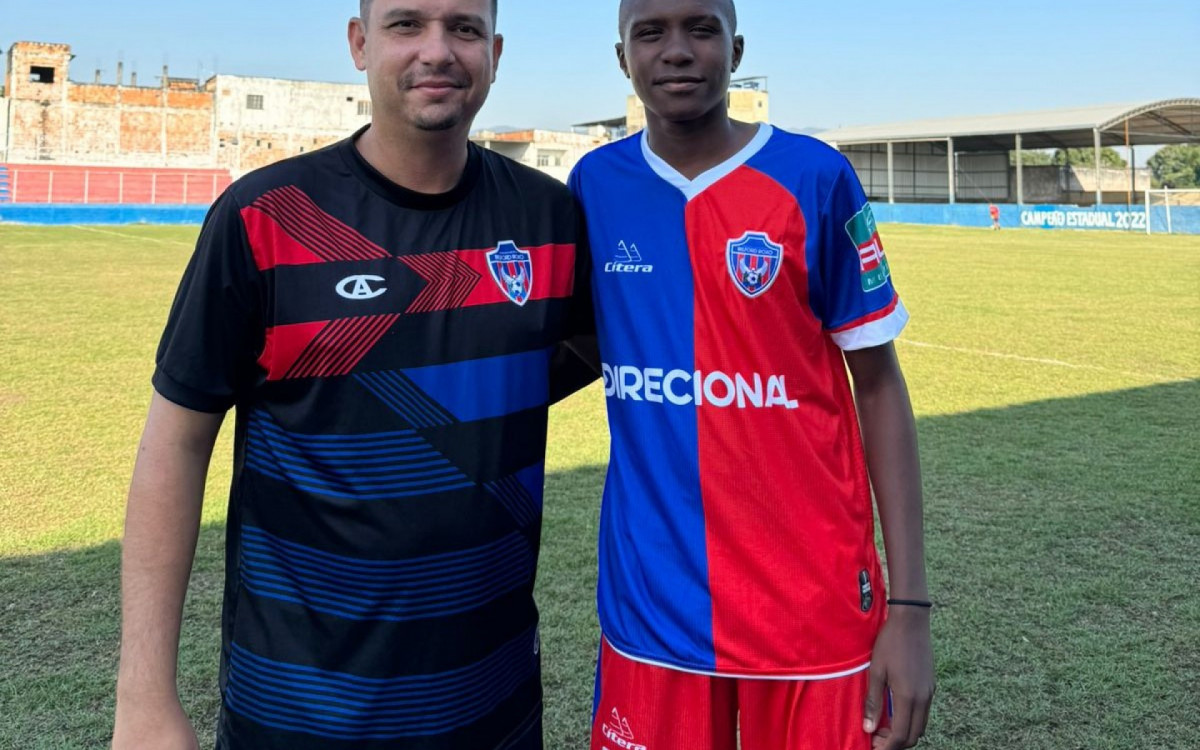 O meia Ryan com o técnico Jefter Percy, no jogo de estreia contra o Cabofriense